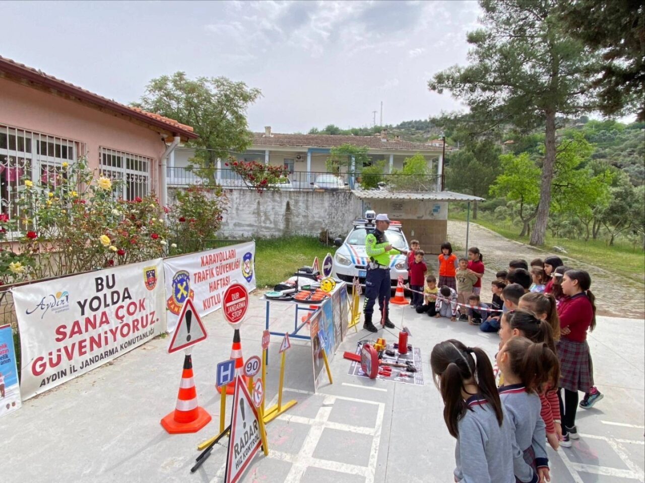 Karpuzlu’da Trafik Haftası kapsamında öğrencilere yönelik düzenlenen eğitimde, trafik kuralları