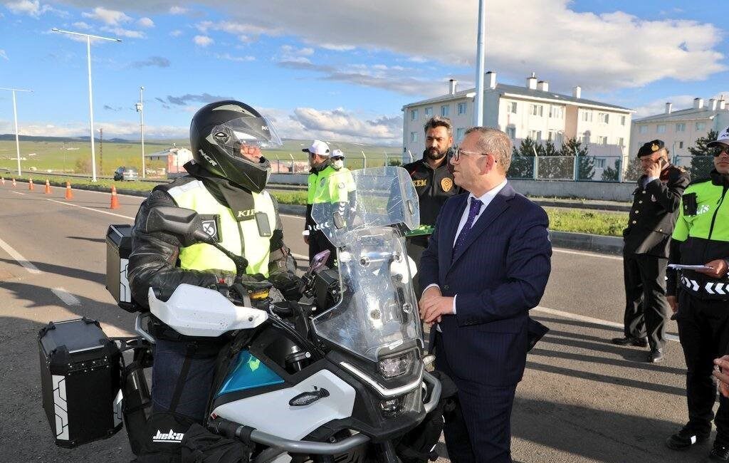 Kars Valisi Ziya Polat, Kurban Bayramı dolayısıyla Kars-Iğdır Karayolu üzerinde