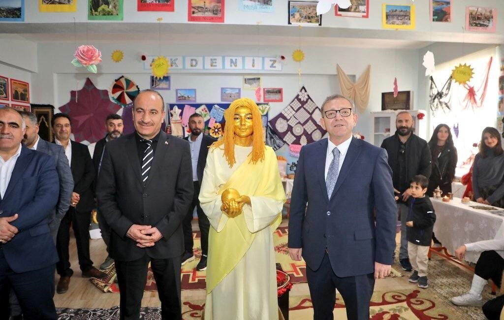 Kars Valisi Ziya Polat, Kız Anadolu İmam Hatip Lisesi öğrencileri
