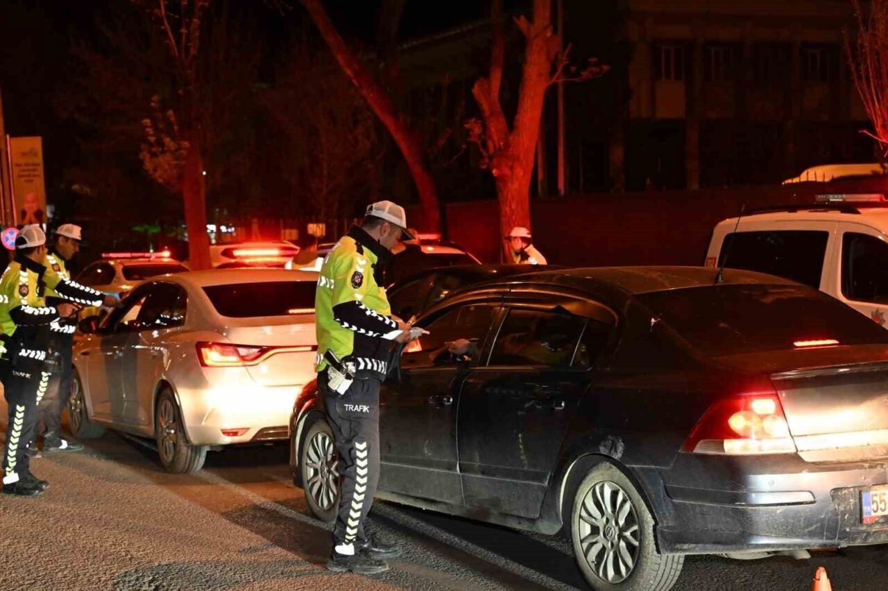 Kurban Bayramı dolayısıyla yollarda oluşan trafik yoğunluğuna karşı Kars Emniyet