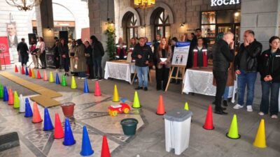 Kars’ta “10-16 Mayıs Engelliler Haftası” kapsamında düzenlenen farkındalık programı, vatandaşlardan