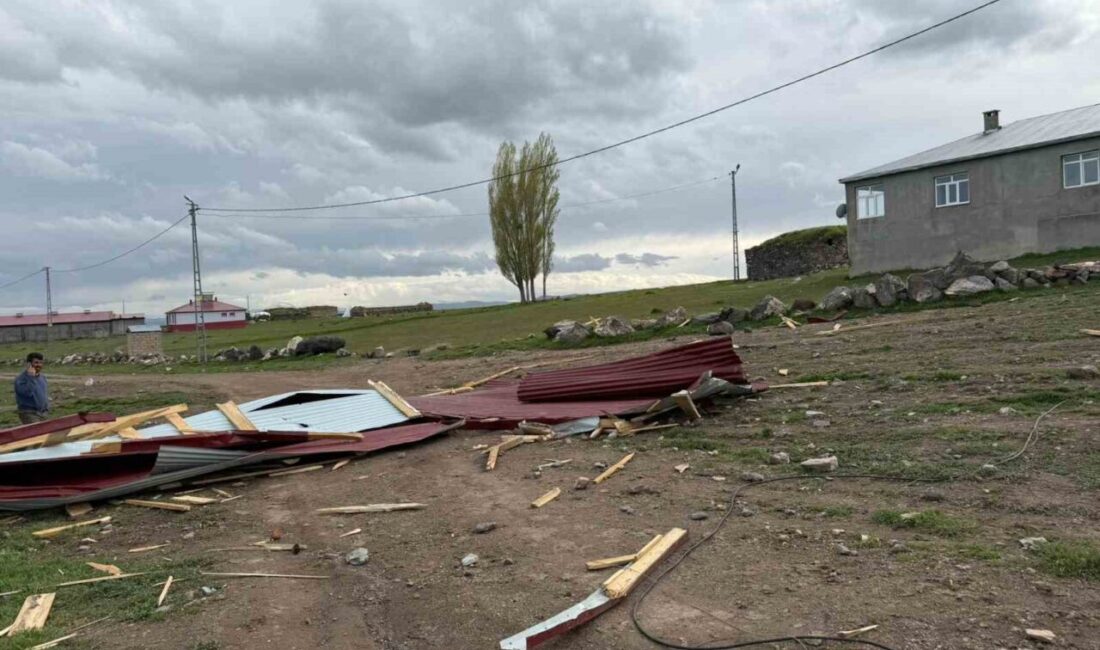 Kars’ta etkili olan şiddetli rüzgar, bir evin çatısını uçurdu. Edinilen