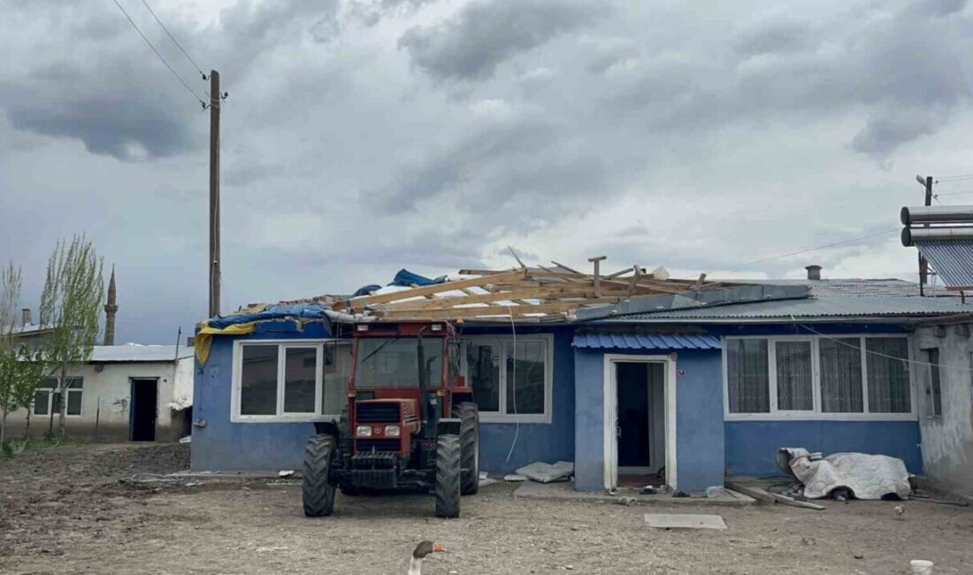 Kars’ta şiddetli rüzgar, evlerin çatılarını söktü attı. Kars’ın Akyaka ilçesine