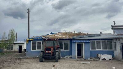 Kars’ta şiddetli rüzgar, evlerin çatılarını söktü attı. Kars’ın Akyaka ilçesine