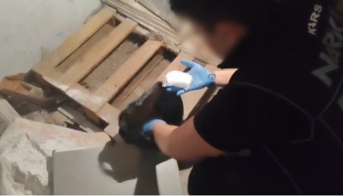 Kars’ta bir iş yerinde narkotik köpeği “Zeus” desteğiyle yapılan aramada