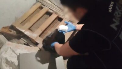 Kars’ta bir iş yerinde narkotik köpeği “Zeus” desteğiyle yapılan aramada