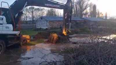 Kars’ta son günlerde etkili olan yağışların ardından debisi yükselen Möküz