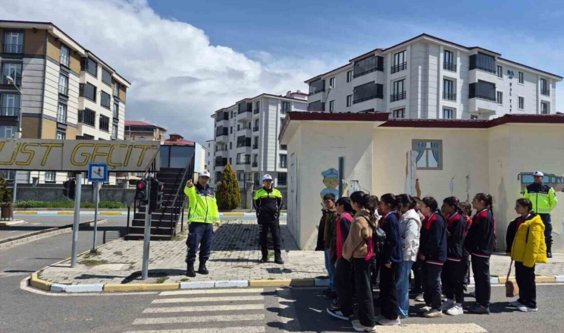 Kars’ta Trafik Haftası etkinlikleri kapsamında, çocuklarda trafik bilincinin küçük yaşlarda