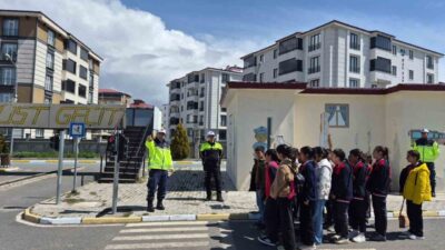 Kars’ta Trafik Haftası etkinlikleri kapsamında, çocuklarda trafik bilincinin küçük yaşlarda