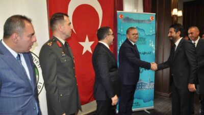 Kars’ta Kurban Bayramı dolayısıyla Polis Evi’nde bayramlaşma programı düzenlendi. Programa