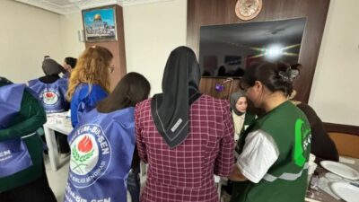 Kars’ta Eğitim-Bir-Sen tarafından düzenlenen alçı boyama atölyesi, sanat ve dayanışmanın