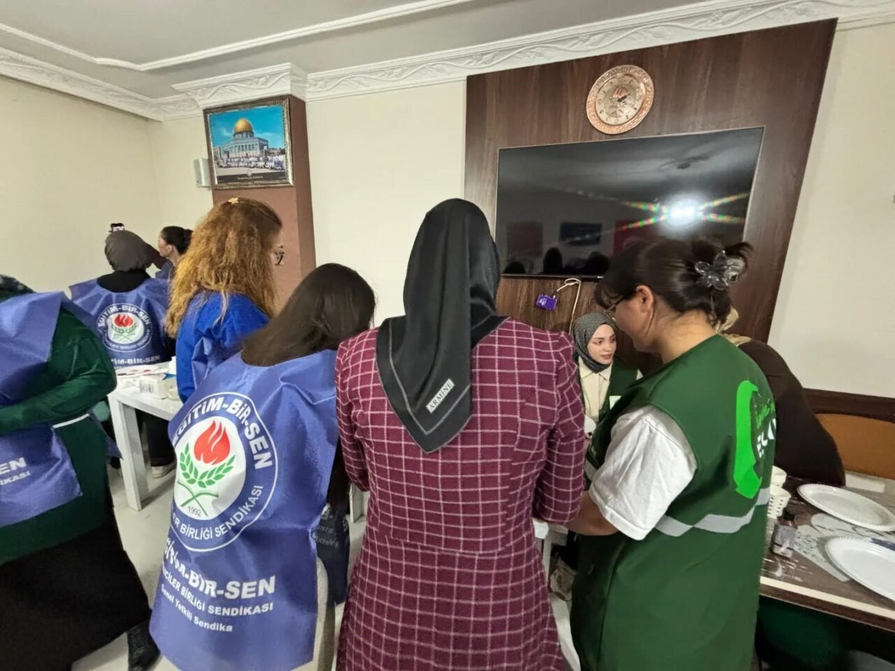 Kars’ta Eğitim-Bir-Sen tarafından düzenlenen alçı boyama atölyesi, sanat ve dayanışmanın