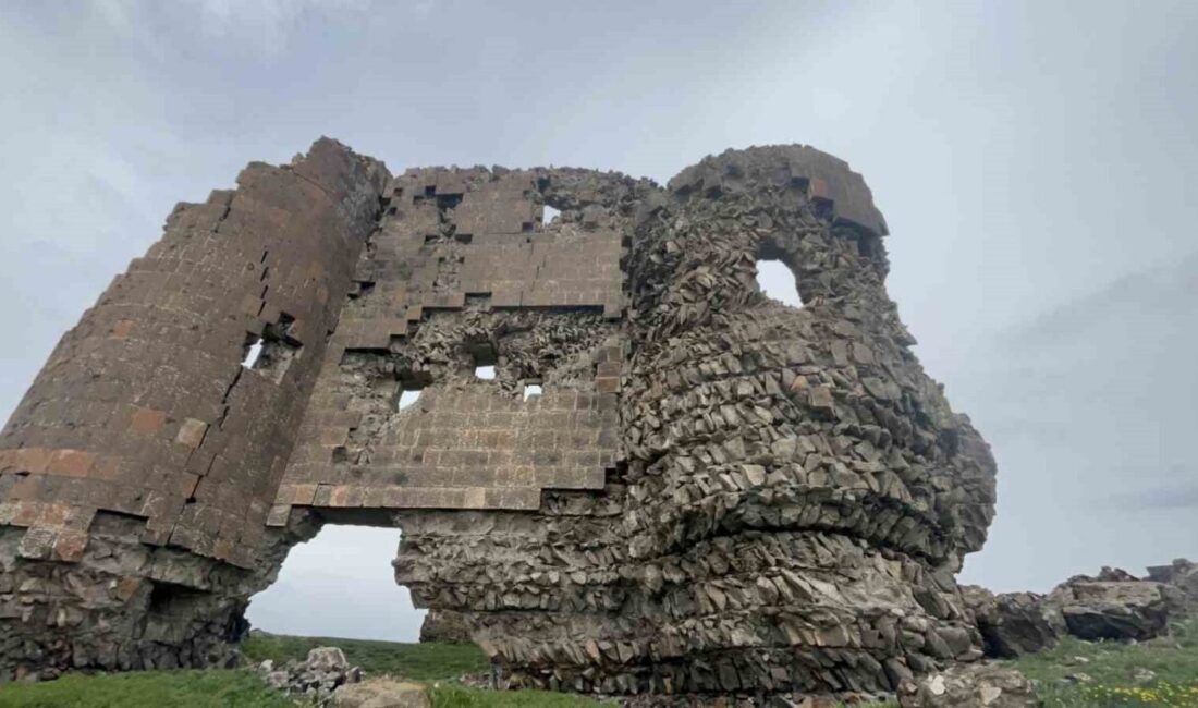 Kars’ta tarihi Kız Kalesi, yılların ihmali ve doğa şartlarının etkisiyle