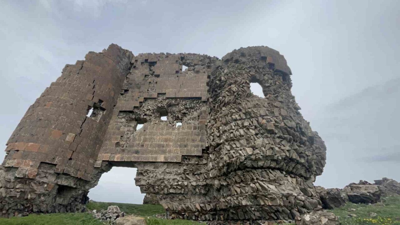 Kars’ta tarihi Kız Kalesi, yılların ihmali ve doğa şartlarının etkisiyle