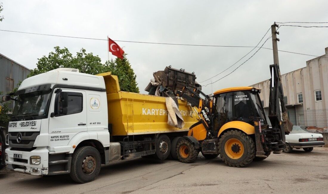 Kartepe’de bayram hazırlığı yapan ekipler, tüm mahallelerde yol yıkama ve