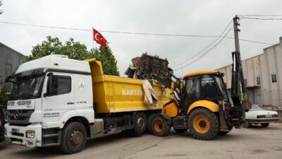 Kartepe’de bayram hazırlığı yapan ekipler, tüm mahallelerde yol yıkama ve