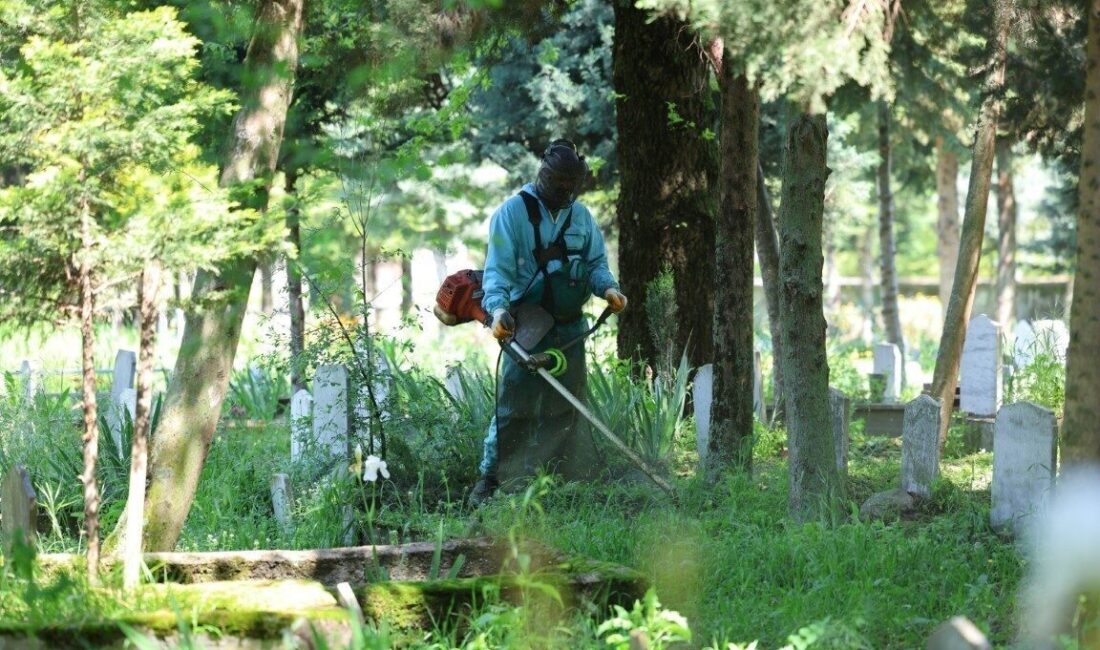 Kartepe’de belediye ekipleri, Kurban Bayramı öncesinde mezarlıklar, parklar ve yeşil