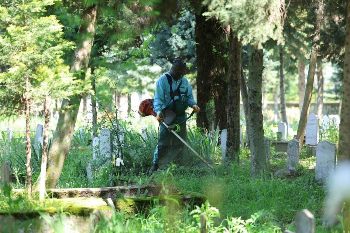 Kartepe’de belediye ekipleri, Kurban Bayramı öncesinde mezarlıklar, parklar ve yeşil