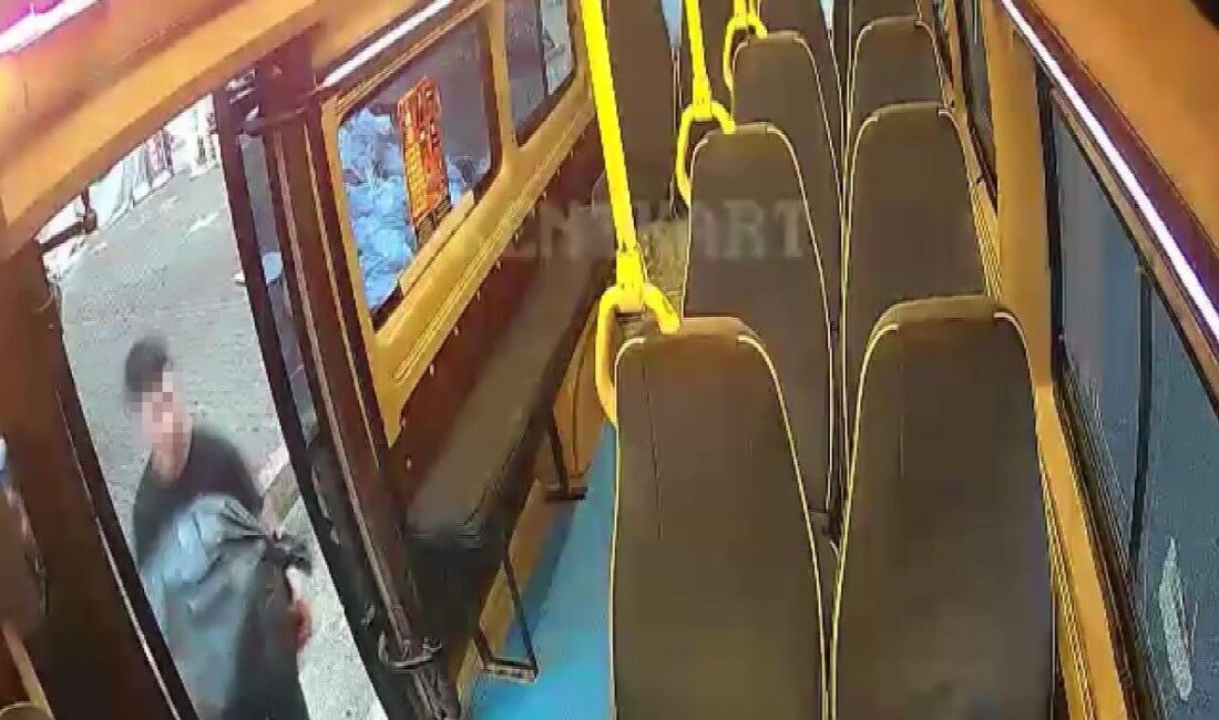 Adana’da yüzünü kaskla gizleyerek cep telefonu bayisini soyan şahıs, minibüse