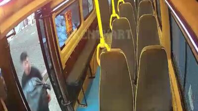 Adana’da yüzünü kaskla gizleyerek cep telefonu bayisini soyan şahıs, minibüse