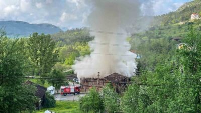 Kastamonu’nun Pınarbaşı ilçesinde 250 yıllık tarihi Paşa Konağı, çıkan yangında