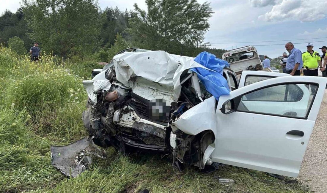 Kastamonu’nun Araç ilçesinde otomobilin istinat duvarına çarpması neticesinde meydana gelen