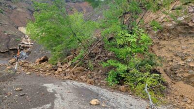 Kastamonu’nun Bozkurt ilçesinde yağışın ardından yaşanan heyelan sebebiyle 5 köye
