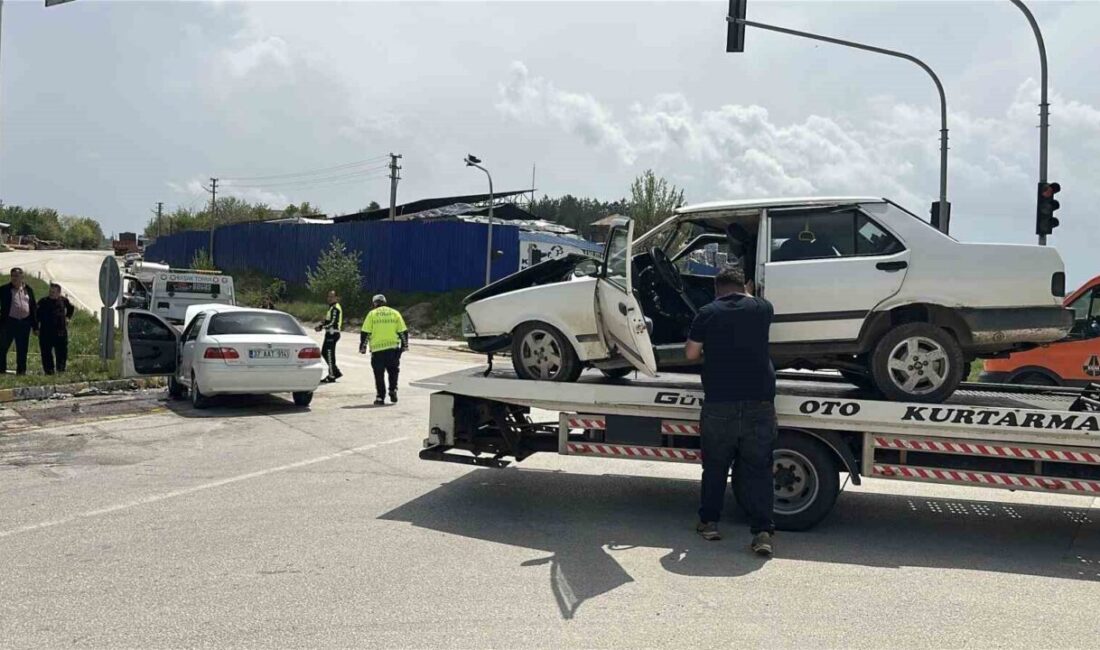 Kastamonu’da iki otomobilin çarpışması sonucu meydana gelen kazada yaralanan 8