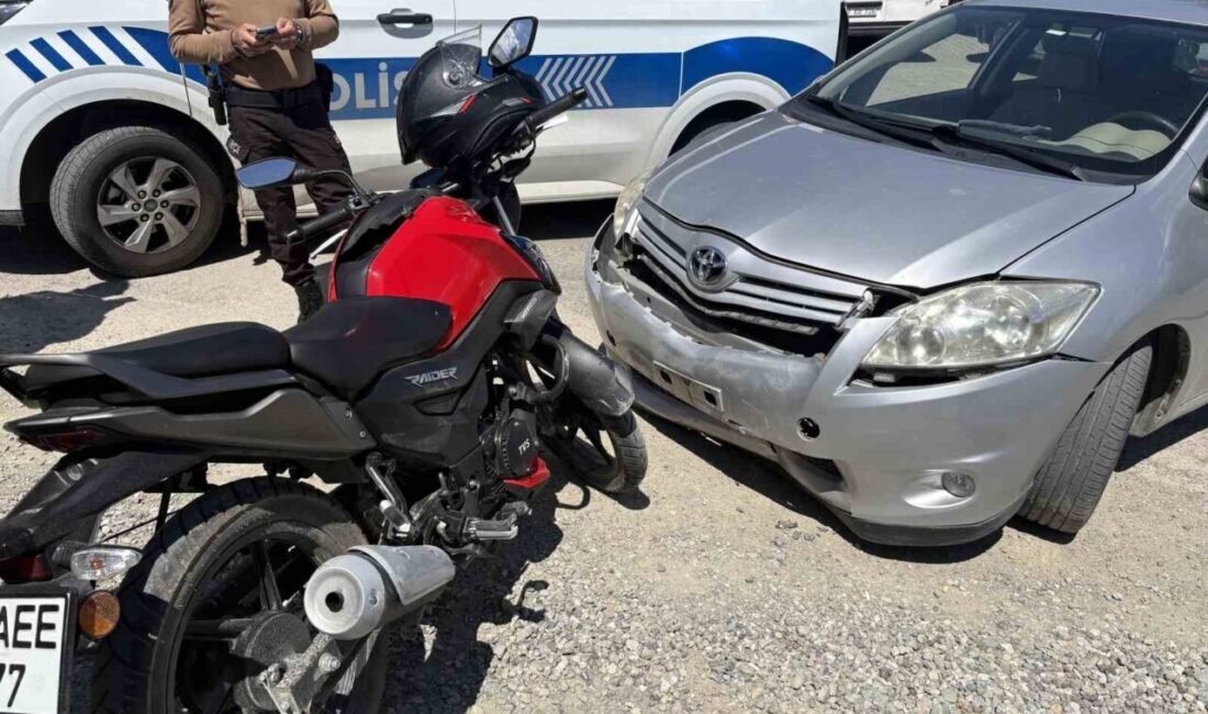 Kastamonu’nun Tosya ilçesinde otomobil ile çarpışan motosikletteki 2 kişi yaralandı.