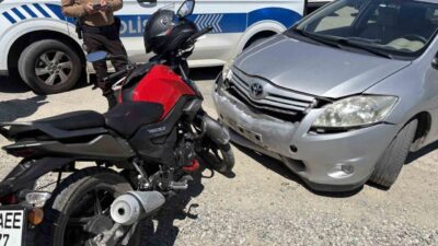Kastamonu’nun Tosya ilçesinde otomobil ile çarpışan motosikletteki 2 kişi yaralandı.