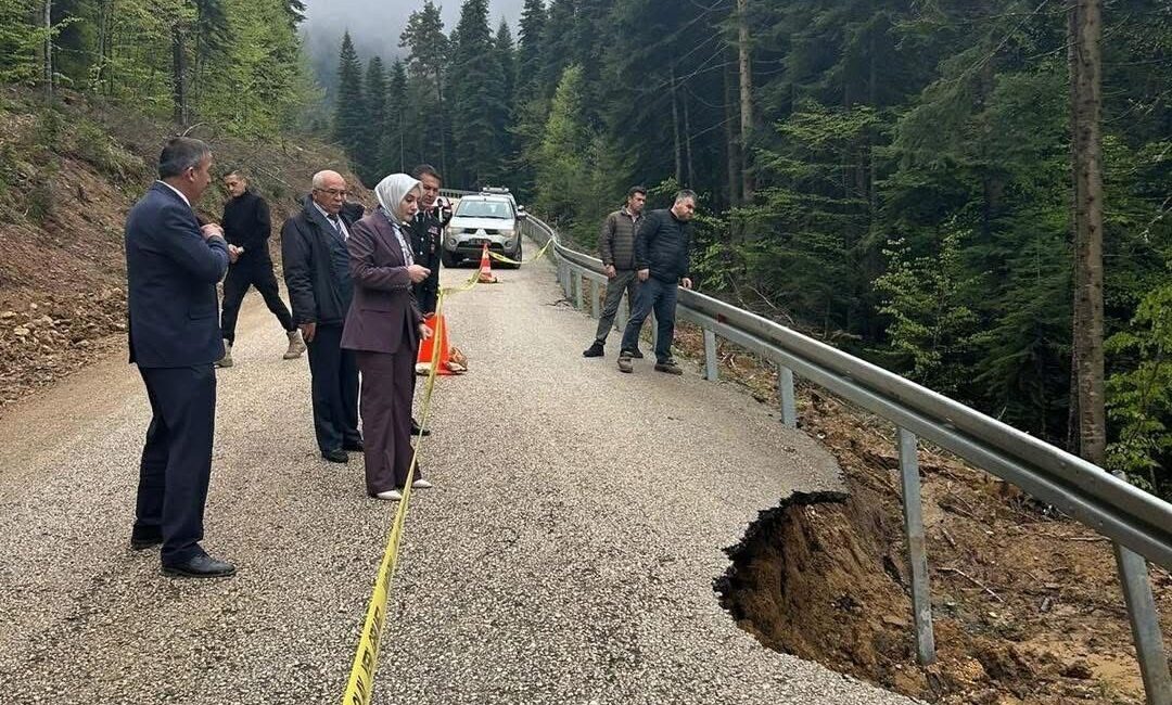 Kastamonu’nun Ağlı ilçesine bağlı Oluközü grup yolunda, etkili olan yağışlı