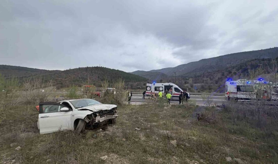 Kastamonu-Çankırı sınırında Ilgaz ilçesinde kontrolden çıkan otomobil, su kanalına düştü.