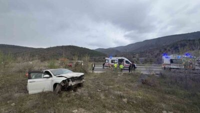 Kastamonu-Çankırı sınırında Ilgaz ilçesinde kontrolden çıkan otomobil, su kanalına düştü.