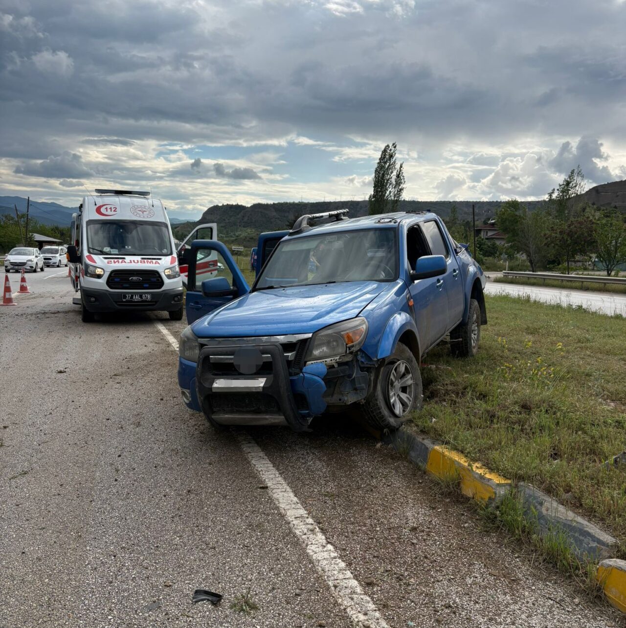 Kastamonu’nun Tosya ilçesinde kontrolden çıkan kamyonetin takla attığı kazada 4