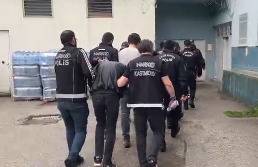 Kastamonu’da bayram öncesinde 4 farklı adrese düzenlenen eş zamanlı operasyonda