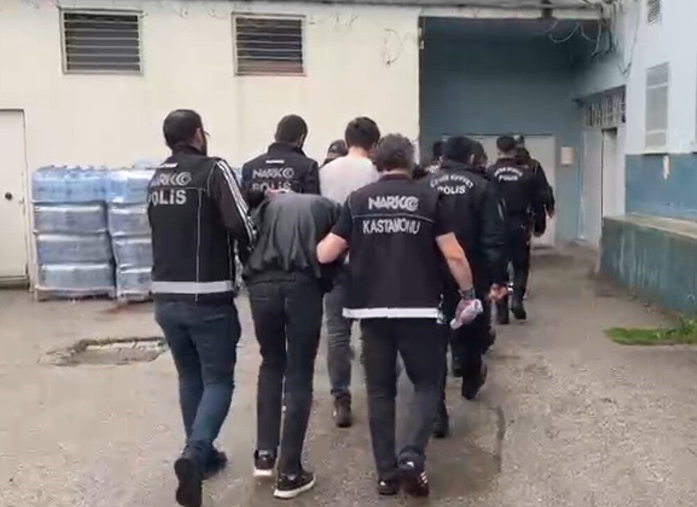 Kastamonu’da bayram öncesinde 4 farklı adrese düzenlenen eş zamanlı operasyonda