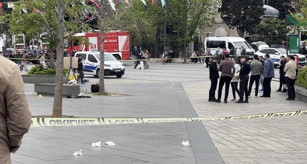 -Beşiktaş iskelesi önündeki iki grup arasında çıkan tartışma bıçaklı kavgaya