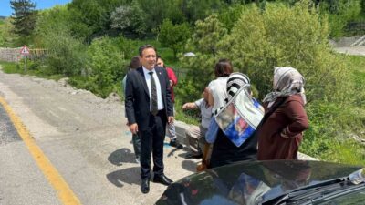 Karabük’te iki otomobilin kavşakta çarpışması sonucu meydana gelen trafik kazasında