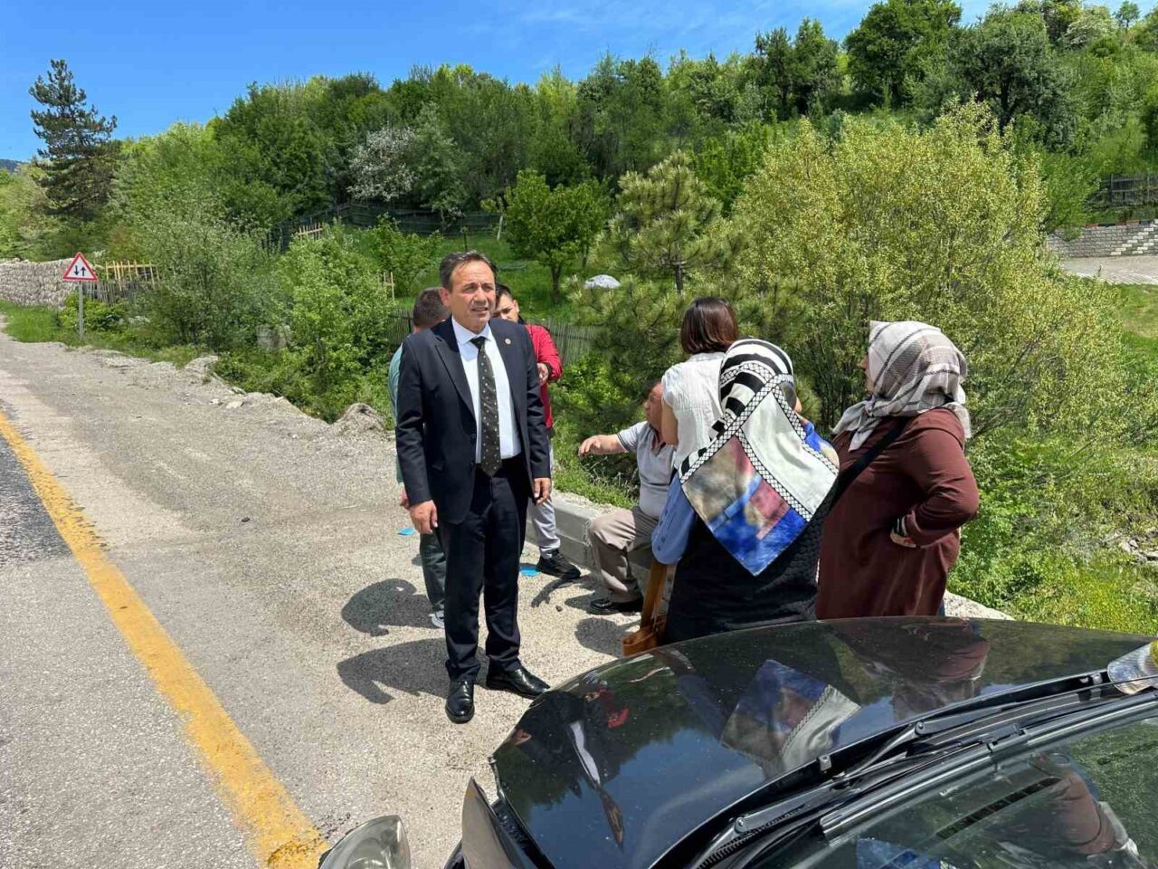 Karabük’te iki otomobilin kavşakta çarpışması sonucu meydana gelen trafik kazasında