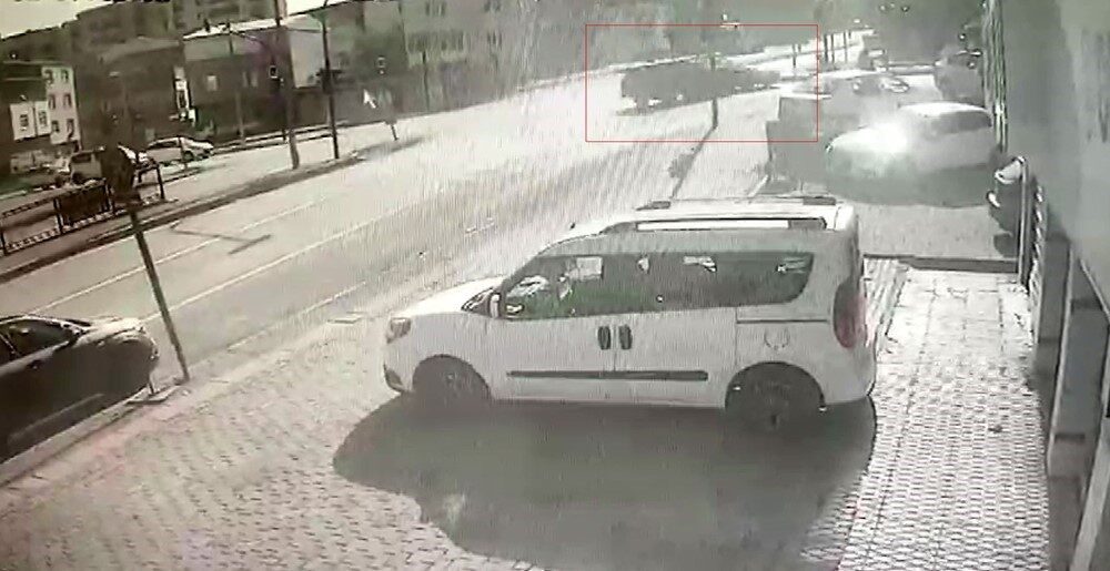 Bursa’da iddiaya göre kavşakta kırmızı ışığı beklemek istemeyen sürücü, bir