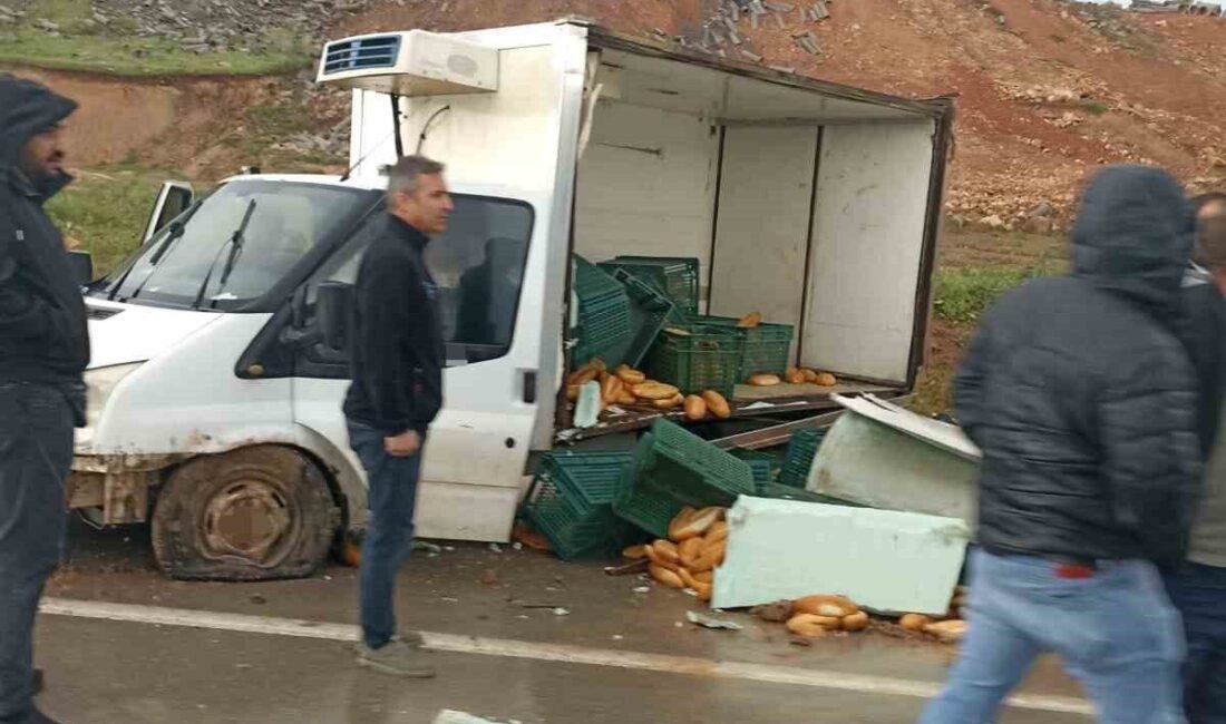 Siirt’te yağışla kayganlaşan yolda kamyonetin lastiğinin patlaması sonucu aracın kasasındaki