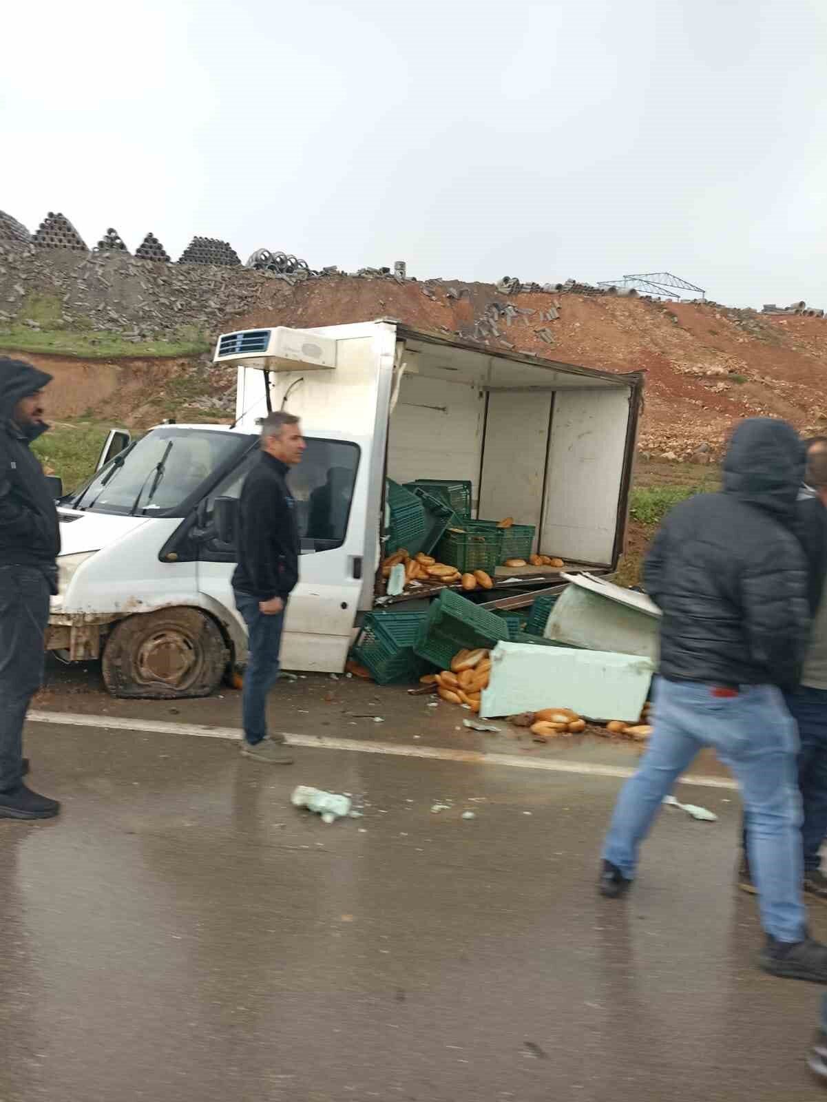 Siirt’te yağışla kayganlaşan yolda kamyonetin lastiğinin patlaması sonucu aracın kasasındaki