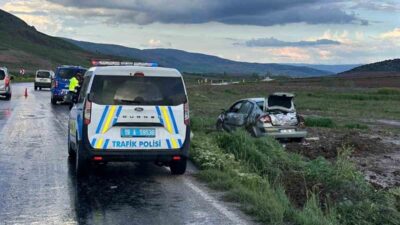 Çorum’un Alaca ilçesinde yağış nedeniyle kayganlaşan yolda kontrolden çıkan otomobilin