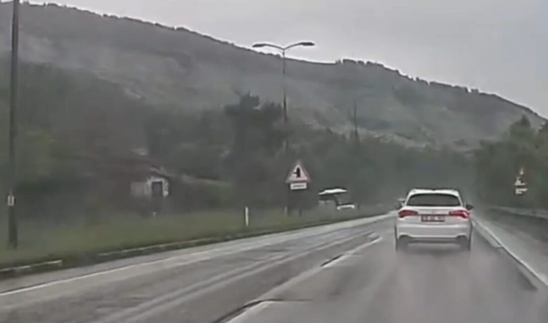Karabük’te sağanak yağış sonrası kayganlaşan yolda kontrolden çıkan yolcu otobüsünün