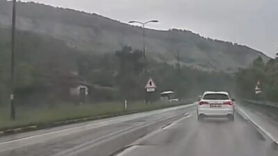 Karabük’te sağanak yağış sonrası kayganlaşan yolda kontrolden çıkan yolcu otobüsünün