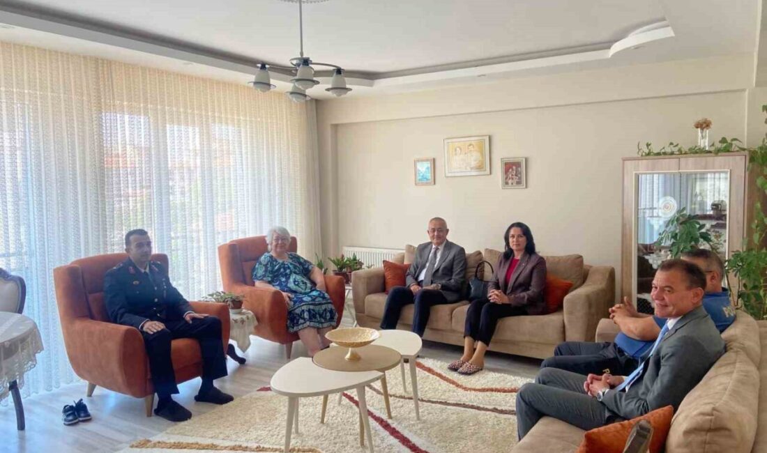 Manisa’nın Alaşehir ilçesinde Kaymakam Alper Faruk Güngör, Kurban Bayramı dolayısıyla