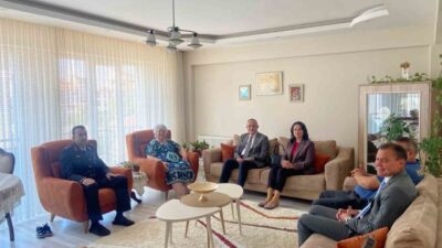 Manisa’nın Alaşehir ilçesinde Kaymakam Alper Faruk Güngör, Kurban Bayramı dolayısıyla