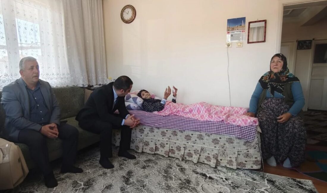 Bilecik’in Yenipazar ilçesinde Kaymakam Mehmet Salih Uçar, vatandaşlarla bir araya