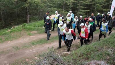 Kayseri protokolü, orman yangınlarıyla mücadele kapsamında öğrencilerle birlikte ormanda çevre