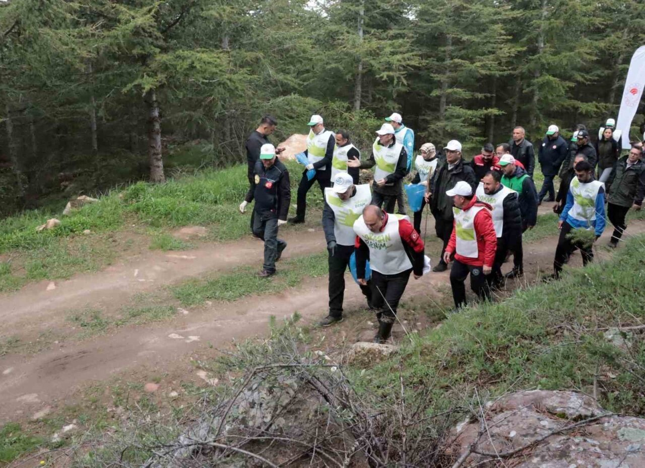 Kayseri protokolü, orman yangınlarıyla mücadele kapsamında öğrencilerle birlikte ormanda çevre